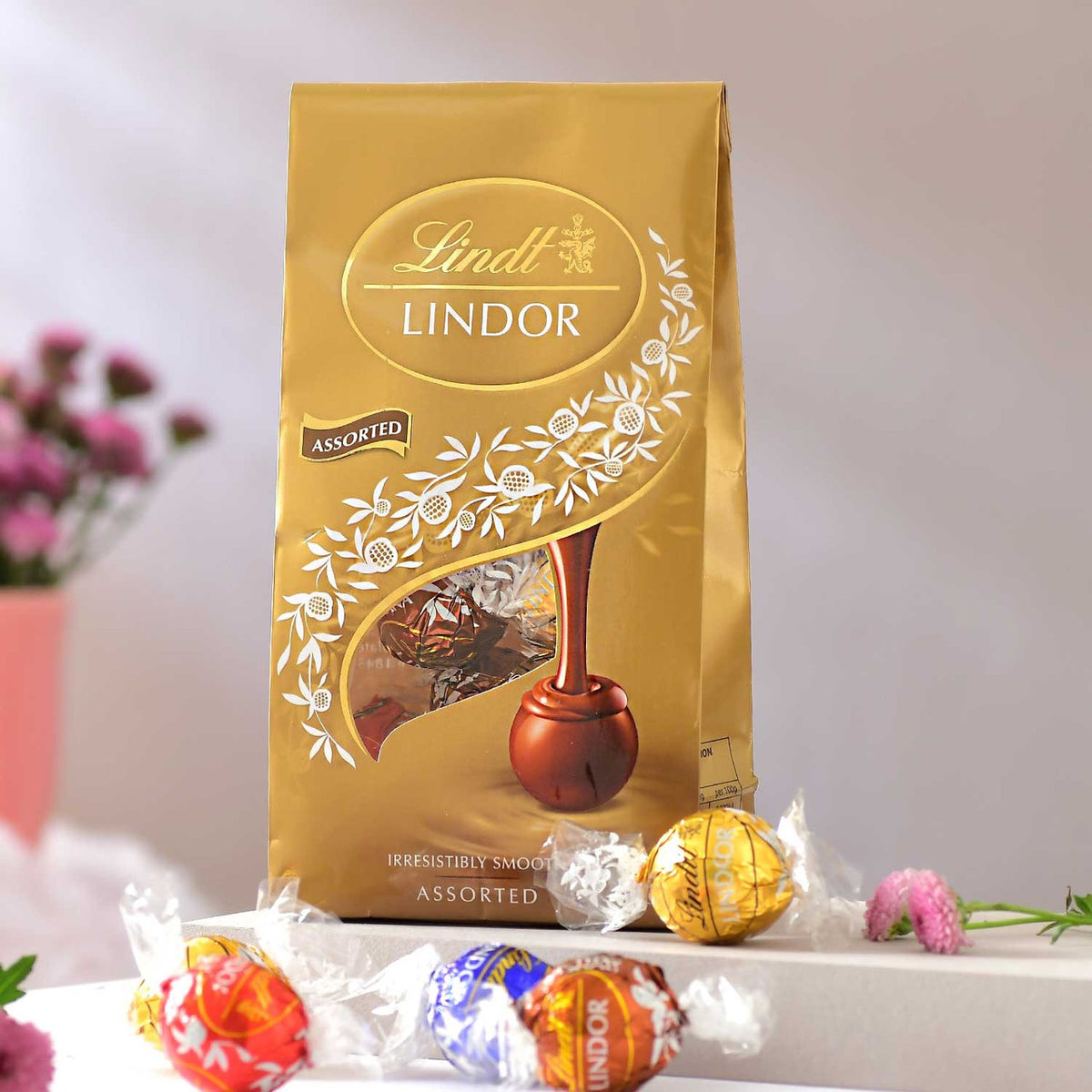 Fragrant Candle & Lindt Lindor Gift Set